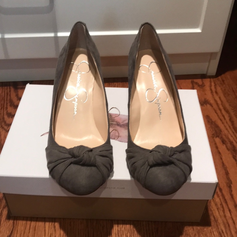 Grey wedge pumps